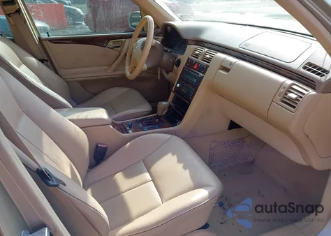 2000 Mercedes-Benz E 320 z USA, uszkodzony, nr VIN WDBJF65J7YB033597